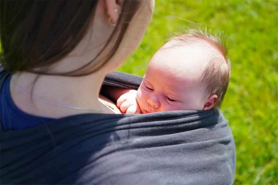 L'art du portage bébé : bienfaits et mode de portage