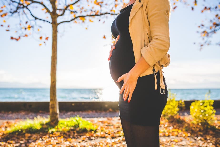 Future Mère Une Femme Enceinte Heureuse Tenant Son Concept De Maternité à  Motif Floral Bosse De Bébé