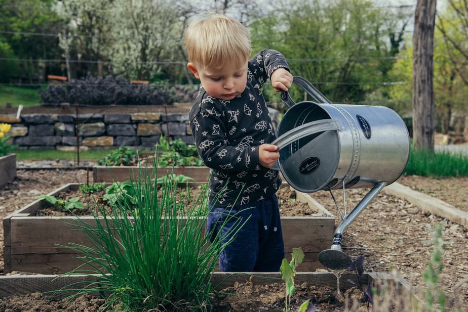 Les 3 bienfaits du jardinage pour un enfant - Tidoo